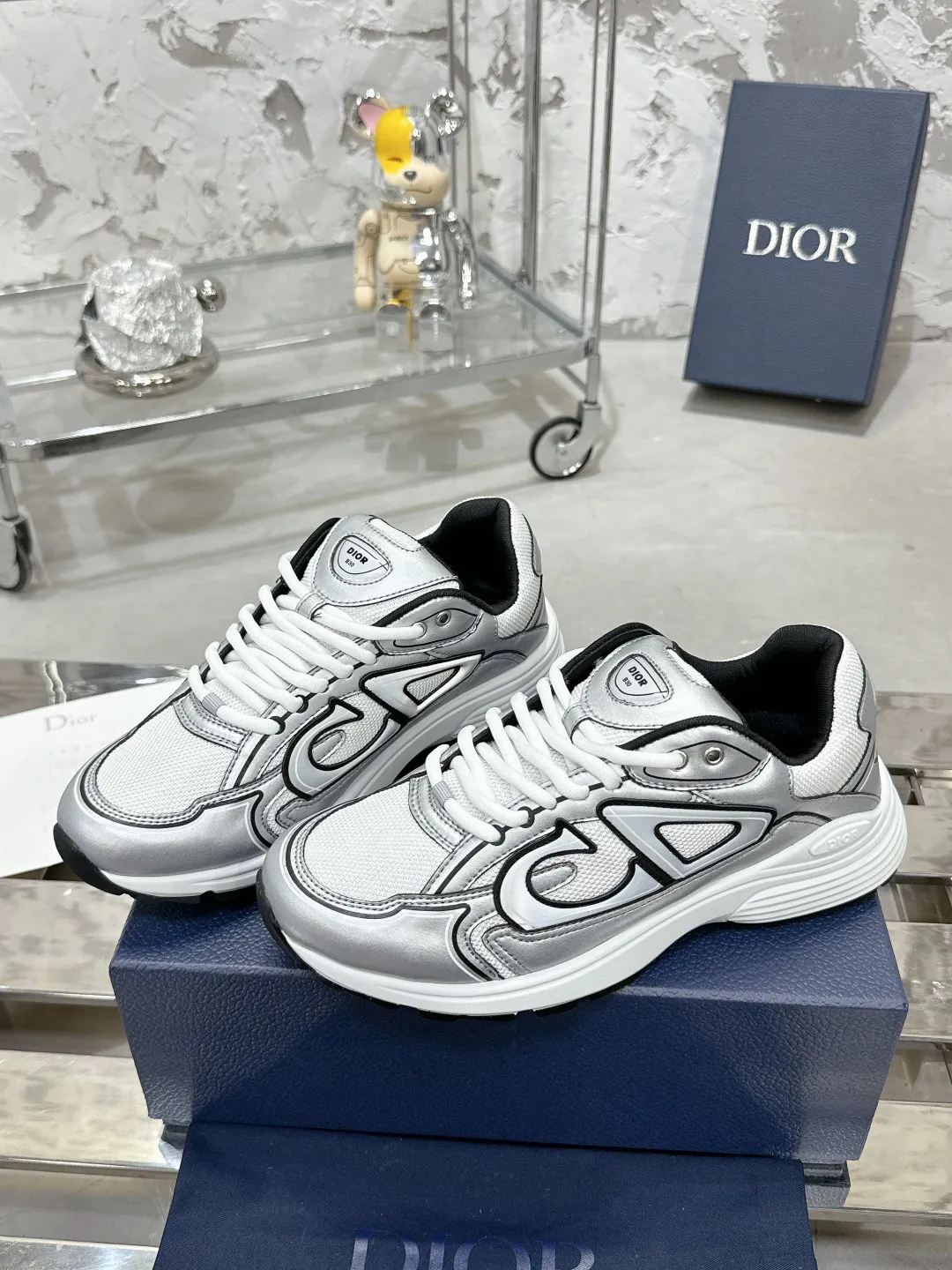 Men's men's shoes 💰600❤️❤️❤️High version Dior Dior's latest color matching B30 series reflective dad sneakers original 17380💰 purchased for development and production Brand new B30 sneakers Dad Shoes style shoes that follow the trend of the retro market The Dior logo on the tongue also indicates that this pair of shoes is the B30 model! B30 uses fine-textured leather and mesh cloth materials to form a shoe body. There are conspicuous letters CD on both sides of the shoe body to indicate identity. Many lines on the shoe body outline details to make the shoes look less monotonous and full of retro flavor. The delivery counter is exquisitely packaged🛍📦 ▪️Fabric: Original customized technical fabric + mesh ▪️Inner lining: Customized breathable lining ▪️Outsole: Original molded IP foam + TPU outsole ▪️Sole thickness: 3.5CM ▪️Size: Women’s size 35-40 / Men’s size 39-46